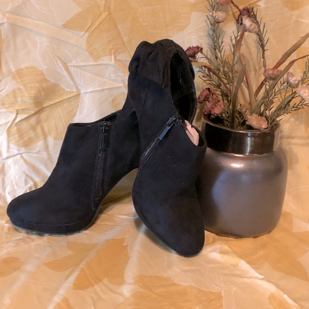 IMPO size 8 black suede bootie stilettos